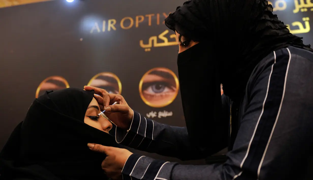 Pengunjung mencoba rias bulu mata saat mengunjungi pameran pernikahan di Kota Laut Merah, Jeddah, Arab Saudi (11/4). (AFP PHOTO/Amer HILABI)