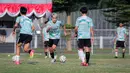 Bakal calon pemain Timnas Indonesia U-17, Ocean Erwin Lim menggiring bola saat seleksi yang berlangsung di Lapangan B, Kompleks Stadion Utama Gelora Bung Karno (SUGBK), Senayan, Jakarta, Kamis (08/08/2024). (Bola.com/Bagaskara Lazuardi)