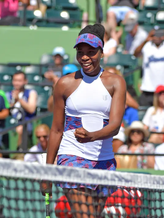 Unggulan delapan Venus Williams bereaksi setelah mendapat poin saat melawan petenis Belanda, Kiki Bertens pada hari ketujuh Miami Terbuka di Crandon Park, Minggu (25/3). Venus susah payah lolos ke babak 16 besar lewat skor 5-7, 6-3, 7-5. (AP/Lynne Sladky)