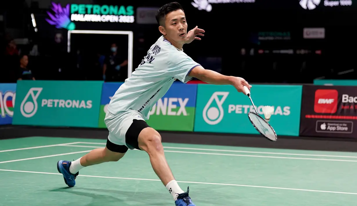 Kenta Nishimoto saat melawan Jonatan Christie pada pertandingan bulu tangkis tunggal putra Malaysia Open 2023 di Bukit Jalil Axiata Arena, Kuala Lumpur, Malaysia, Kamis (12/1/2023). Jonathan Christie kalah dua gim langsung dari Kenta Nishimoto dengan skor 15-21 dan 17-21. (AP Photo/Kien Huo)
