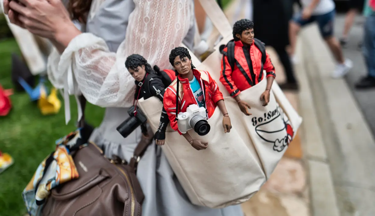 Yasuyo, dari Yokahama Jepang, membawa boneka Michael Jackson ketika memberikan penghormatan di mausoleum Holly di Terrace Forest Lawn Cemetery, California, Selasa (25/6/2019). Tepat pada hari ini sepuluh tahun yang lalu berita kematian King of Pop Michael Jackson mengguncang dunia. (AP/Richard Vogel