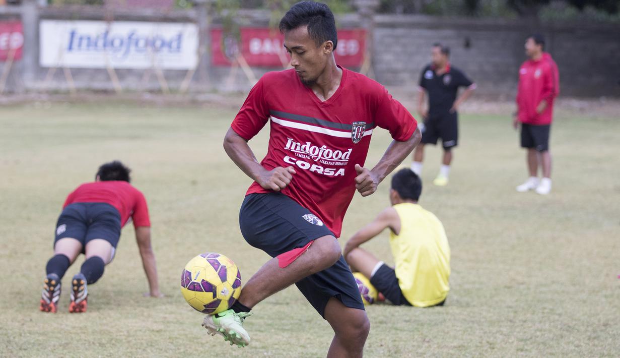 Pemain Bali United, Sultan Samma berlatih mengontrol bola jelang laga Piala Presiden melawan Mitra Kukar di Lapangan Trisakti, Bali, Rabu (9/2/2015). (Bola.com/Vitalis Yogi Trisna)
