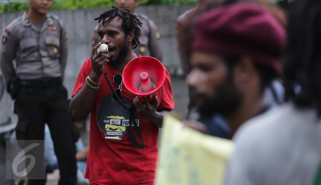 Seorang mahasiswa yang tergabung dalam Front Rakyat Indonesia untuk West Papua berunjuk rasa di depan Kantor PBB, Jakarta, Senin (3/4). Dalam aksinya mereka menuntut PBB harus bertanggung jawab meluruskan sejarah PEPERA. (Liputan6.com/Faizal Fanani)