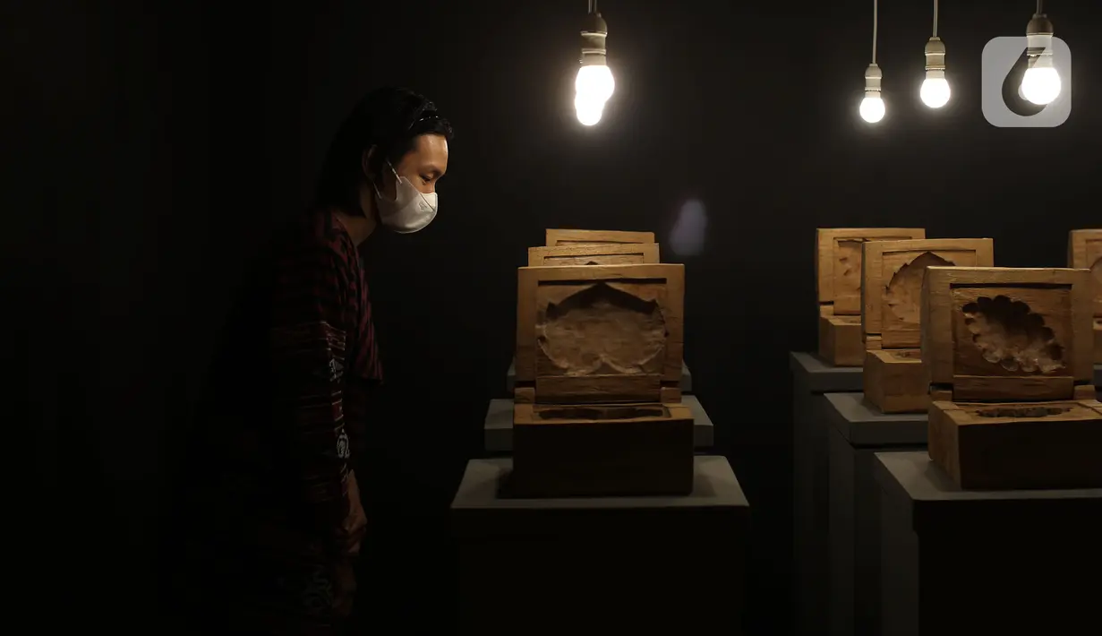 Pengunjung mengamati karya seni yang ditampilkan dalam Pameran Tetap Galeri Nasional Indonesia di Galeri Nasional, Jakarta, Kamis (28/10/2021). Galeri Nasional resmi membuka ruang pamerannya untuk masyarakat umum mulai seiring diberlakukannya PPKM level dua di DKI . (Liputan6.com/Herman Zakhria)