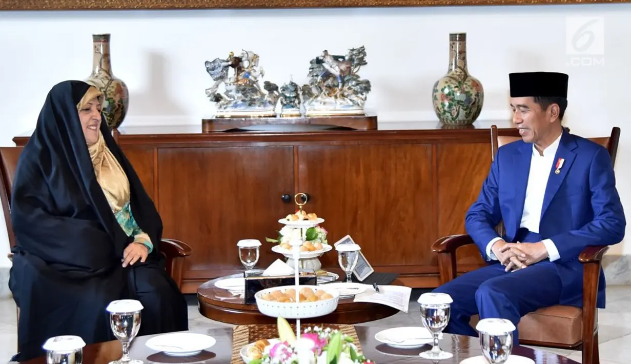 Presiden Joko Widodo (kanan) berbincang dengan Wakil Presiden Republik Islam Iran Bidang Wanita dan Urusan Keluarga, Masumeh Ebtekar selama KTT Ulama dan Cendekiawan Muslim Dunia di Istana Bogor, Selasa (1/5). (Liputan6.com/Pool/Biro PersSetpres)