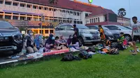 Ibu-ibu yang tergabung dalam Klub Sepatu Roda Inov Palembang menyiapkan menu takjil untuk anak-anaknya yang sedang berlatih di halaman kantor Pemprov Sumsel (Liputan6.com / Nefri Inge)