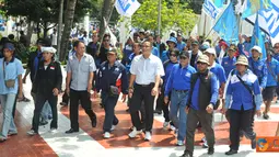 Citizen6, Jakarta: Ketua Dewan Pembina Gaspermindo Moh Jumhur Hidayat memimpin massa buruh Gaspermindo menuju Bunderan Hotel Indonesia untuk memperingati Hari Buruh Internasional. (Pengirim: Ari Bowo)