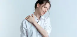 Nyeri bahu dapat muncul akibat postur tubuh yang kurang tepat, overuse, cedera ringan, atau ketegangan otot akibat stres. [Dok/freepik.com/stockking]