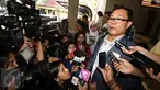 Pengacara mucikari artis O dan F, Osner Johnson Sianipar, memberikan keterangan di Mabes Polri, Jakarta, Selasa (5/1/2016). Osner membantah pernyataan Nikita Mirzani yang mengaku sama sekali tidak mengenal O dan F. (Liputan6.com/Immanuel Antonius)