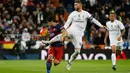 Penyerang Barcelona Luis Suarez (kiri) saat berebut bola dengan bek Real madrid Sergio Ramos di stadion Santiago Bernabeu, Spanyol, (22/11). Gol Barcelona dicetak oleh Luis Suarez dengan dua gol dan sisanya oleh Iniesta dan Neymar. (Reuters/Paul Hanna)