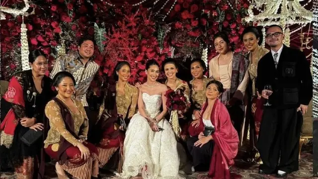 Wulan Guritno dan Putrinya Shaloom Razade saat Kondangan Bersama. [@irlangga]