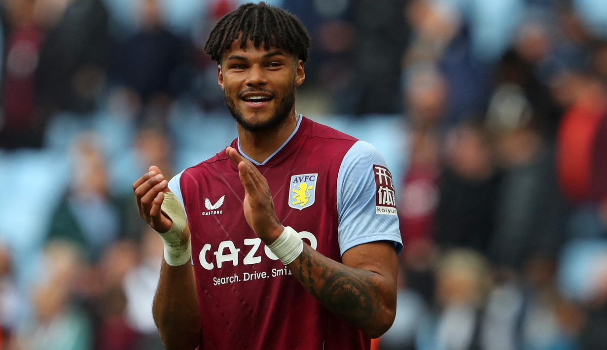 Selebrasi bek Aston Villa, Tyrone Mings setelah laga Liga Inggris 2022/2023 menghadapi Newcastle United di Villa Park, Birmingham (15/4/2023). Tyrone Mings dilepas ke Aston Villa pada awal musim 2019/2020 setelah membela Bournemouth sejak awal musim 2015/2016. Aston Villa harus menggelontorkan mahar senilai 22,3 juta euro atau kini setara Rp366 miliar. (AFP/Geoff Caddick)