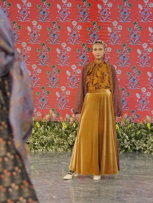 Presentasi angka 10 yang sarat akan kemandirian, penuh warna nan cerita diterjemahkan dalam ornamen oriental yang bereksplorasi dengan aksentuasi bordir, payet serta warna-warna eksotik [Heaven Lights]