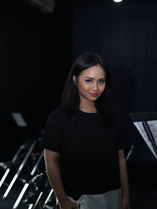 Perbedaan referensi antara anak dan bapak membuat keduanya sering bersilang pendapatnya. (Andy Masela/Bintang.com)