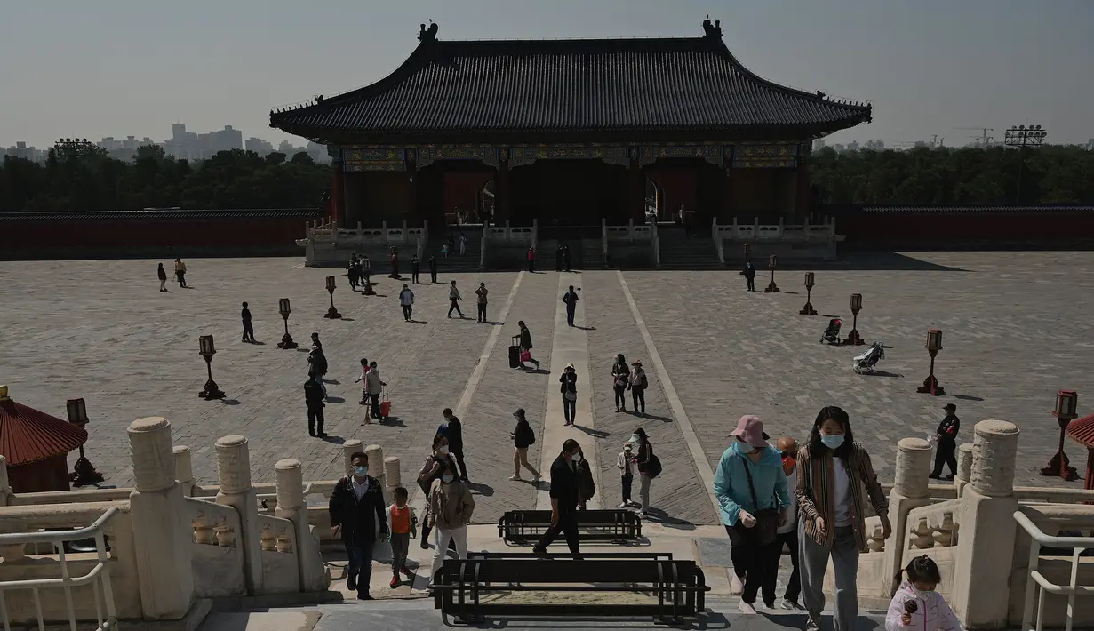 <p>Orang-orang berjalan dalam Kuil Surga saat liburan Hari Buruh di Beijing, China, 2 Mei 2022. Hari Buruh pada umumnya dirayakan pada tanggal 1 Mei, dan dikenal dengan sebutan May Day. (Noel Celis/AFP)</p>