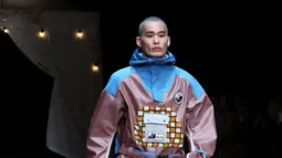Model pria membawakan busana karya Yurie Fujita, Katsuya Miyazaki dan Futaba Hongo pada Koleksi Musim Gugur / Musim Dingin 2018 di Tokyo Fashion Week di Tokyo, Jepang (19/3). (AP Photo / Koji Sasahara)