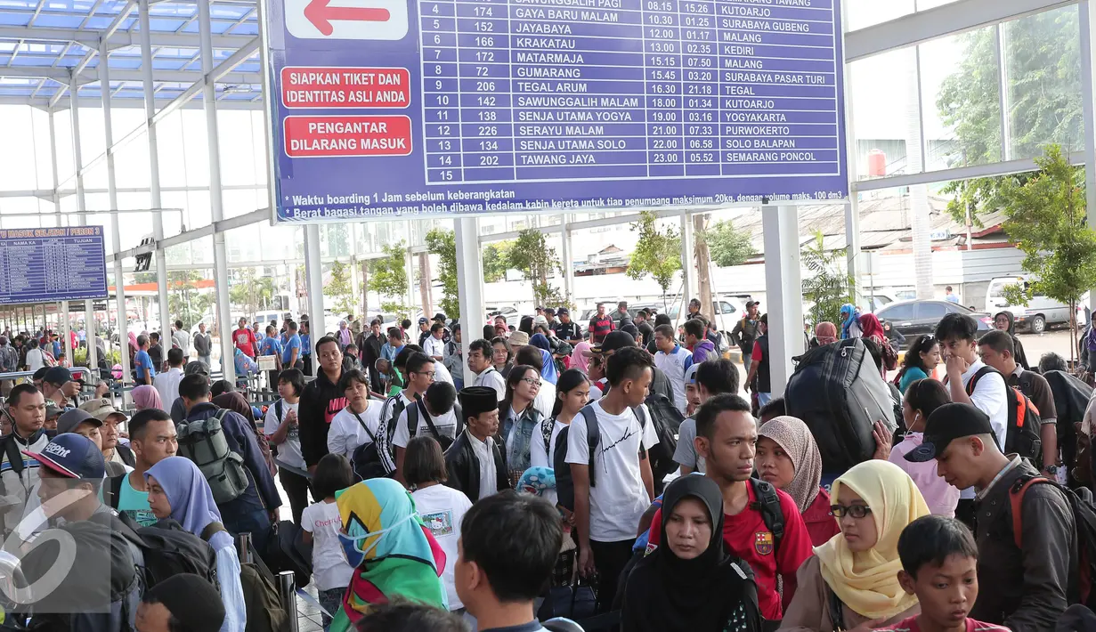 Calon penumpang mengantri untuk menaiki kereta api di Stasiun Senen, Jakarta, Rabu (23/12). Libur Natal dan Tahun baru di manfaatkan sejumlah masyarakat untuk berlibur dan kembali ke kampung halaman. (Lipitan6.com/Angga Yuniar)