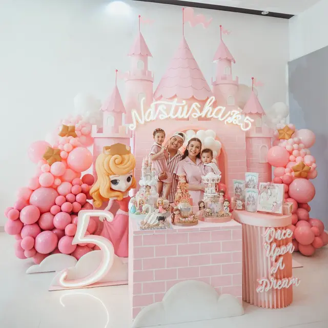 Momen Chelsea Olivia Rayakan Ulang Tahun Nastusha, Dekorasi Serba Pink. (Sumber: Instagram/chelseaoliviaa dan Instagram/glennalinskie)
