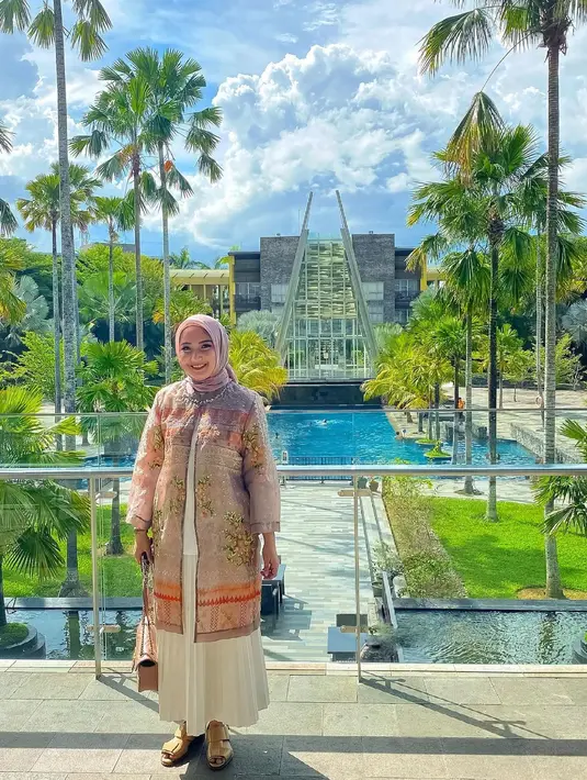 Winda Khair juga telah memilih tampil berhijab setelah dulu merajai layar kaca di berbagai tayangan FTV. Potret outfit gemas Winda di sini bisa dijadikan inspirasi untuk tampil memesona saat Lebaran nanti. Dengan outer super cantik bermotif floral, Winda padukan dengan innerwear dan pleats skirt berwarna putih, dan hijab ungu yang senada. Foto: Instagram.