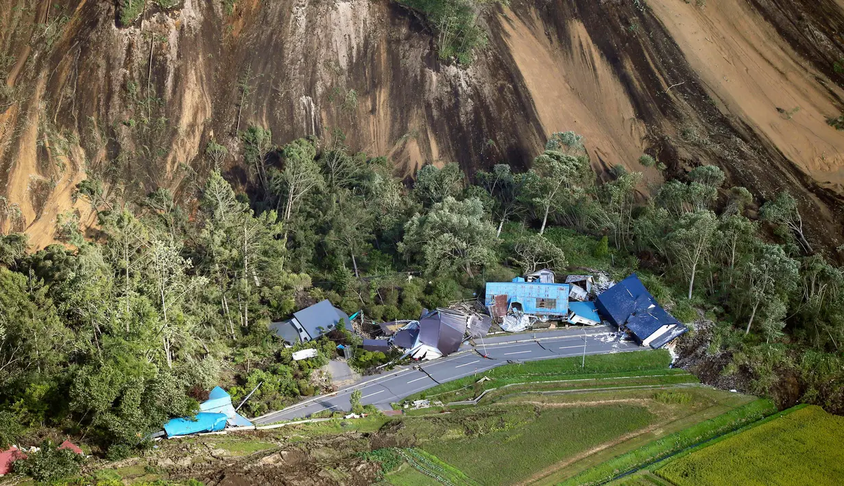 Pemandangan tanah longsor setelah gempa mengguncang Kota Atsuma, Prefektur Hokkaido, Jepang, Kamis (6/9). Berdasarkan siaran NHK, para pejabat telah kehilangan kontak dengan setidaknya 20 orang yang berada di pusat gempa. (Kyodo News via AP)