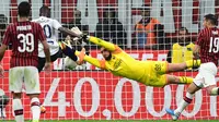 Proses terjadinya gol yang dicetak striker Lecce, Khouma Babacar, ke gawang AC Milan pada laga Serie A Italia di Stadion San Siro, Milan, Minggu (20/10). Kedua klub bermain imbang 2-2. (AFP/Miguel Medina)