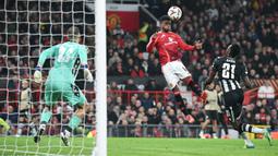 Pemain asal Pantai Gading itu membayar kepercayaan pelatih dengan memborong semua gol kemenangan Setan Merah di laga tersebut. (AFP/Oli Scarff)