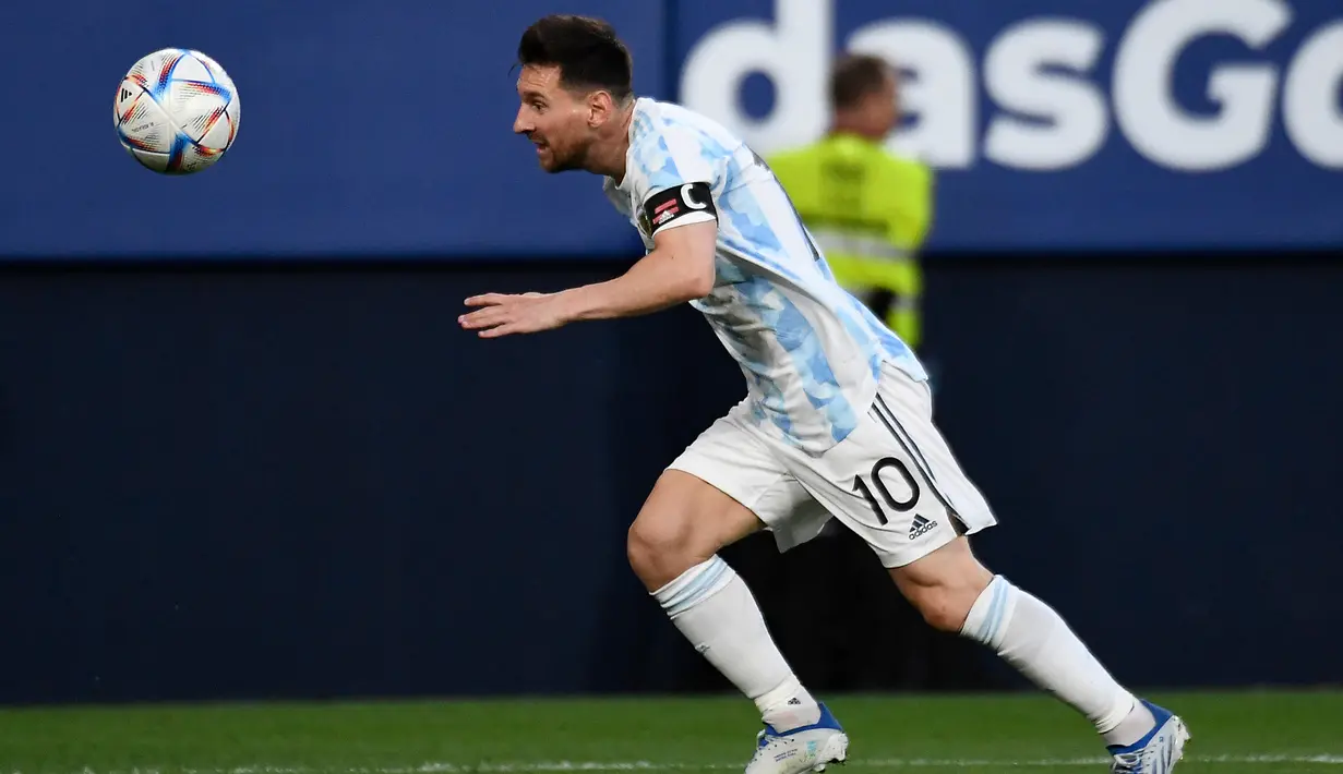 <p>Penyerang Argentina, Lionel Messi membawa bola saat bertanding melawan Estonia pada pertandingan persahabatan di stadion El Sadar di Pamplona, Spanyol utara, Senin (6/6/2022). Messi mencetak lima gol dan mengantar Argentina menang besar atas Estonia 5-0. (AFP Photo/Ander Gillenea)</p>
