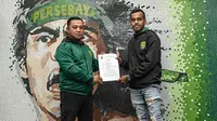 Alwi Slamat jadi rekrutan keempat Persebaya jelang kompetisi musim 2019. (Bola.com/Dok. Persebaya)