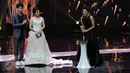 Artis Lala Karmela saat menerima  penghargaan sebagai sebagai Pendatang Baru Wanita Terbaik di ajang Indonesia Box Office Movie (IBOMA) 2016, Jakarta, Kamis (17/3). (Liputan6.com/Helmi Afandi)