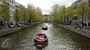Suasana kanal di Amsterdam, Belanda (April 2017). Meskipun pada abad ke-19 kotor dan dipenuhi limbah, kini kanal-kanal di Belanda yang memiliki panjang lebih dari seratus kilometer menjadi objek wisata terkenal di dunia. (Liputan6.com/Immanuel Antonius)