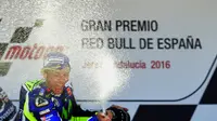 Selebrasi Valentino Rossi setelah memenangkan MotoGP Jerez 2016 di Sirkuit Jerez, Minggu (24/4/2016). (CRISTINA QUICLER / AFP)