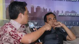 Tim sukses pasangan Cagub DKI Jakarta 2017-2022 Agus-Silvi, Arwani Thomafi (kanan) menyimak pernyataan Direktur Populi Center, Usep S Ahyar saat membahas survei Arah Suara Pemilih Pilgub DKI di Jakarta, Kamis (6/10). (Liputan6.com/Helmi Fithriansyah)