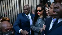 Rihanna (tengah) dan Rakim Mayers, alias A$AP Rocky (kedua dari kanan), meninggalkan Pusat Peradilan Pidana Clara Shortridge Foltz setelah vonis dalam persidangan&nbsp;kasus penembakan&nbsp;di Los Angeles, California, Amerika Serikat (AS), 18 Februari 2025. (Frederic J. Brown/AFP)