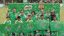 Kontestan MILO Road to Barcelona yang terpilih berfoto bersama pelatih dan Manajemen MILO di International School Clubs of Indonesia, Cirendeu, (15/7/2017). (Bola.com/Nicklas Hanoatubun)