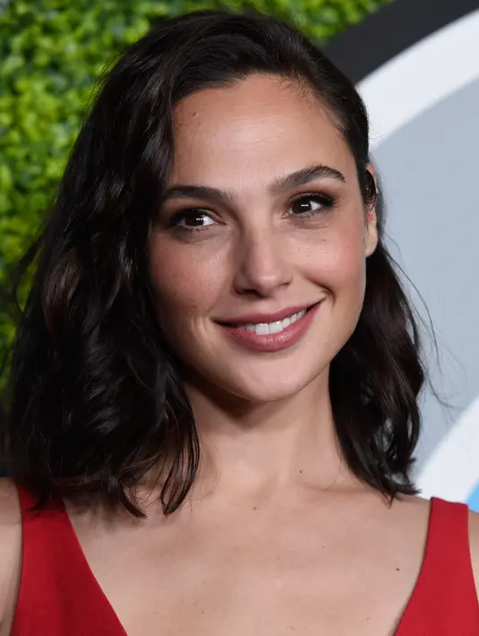 Aktris Gal Gadot menghadiri perayaan GQ Man of the Year Awards di Los Angeles, 7 Desember 2017. Menambah kesan elegan, Gal Gadot memulas bibirnya dengan warna pink natural serta meke up sederhana. (Photo by Chris Pizzello/Invision/AP)