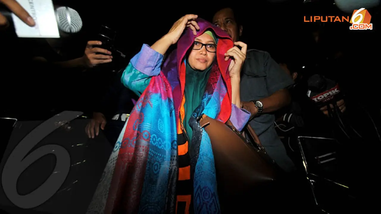 4-susi-hindari-wartawan-131012b.jpg