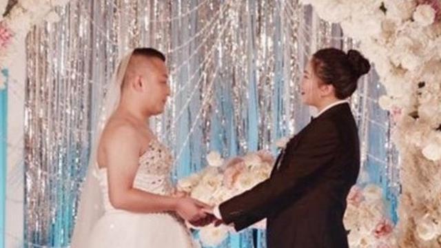 Gaya Nyeleneh Pasangan Pengantin Saat Menikah Ini Bikin Tepuk Jidat