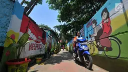 Seorang remaja mengendarai sepeda motor melintas di 'Gang Mural', Kelurahan Rorotan, Jakarta, Kamis (29/3). Setiap tembok gang sepanjang 100 meter tersebut dihiasi dengan berbagai mural atau gambar kartun inspiratif. (Merdeka.com/Iqbal S Nugroho)