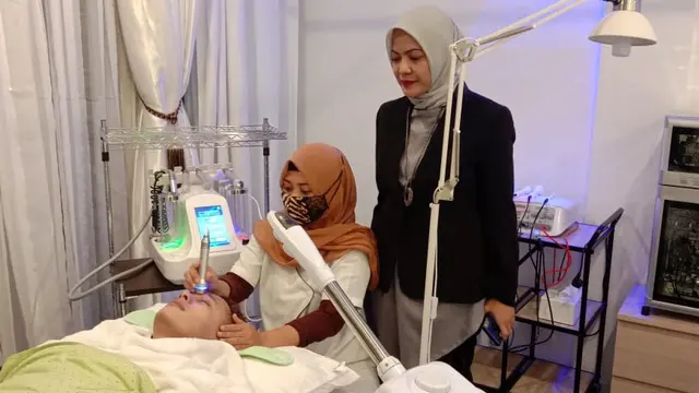 Kiki Kanoe saat melakukan perawatan