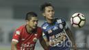 Kapten Arema, Alfarizi, berebut bola dengan pemain Persija, Bambang Pamungkas pada laga lanjutan liga 1 Indonesia di Stadion Patriot, Bekasi, Jumat (02/06/2017). Persija menang 2-0. (Bola.com/M Iqbal Ichsan)