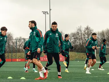 Pemain MU, Casemiro (tengah) dan Lisandro Martinez (dua kanan) tengah melakukan latihan bersama Bruno Fernandes dkk di Carrington, Kamis (4/1/2024). (X/ManUtd)