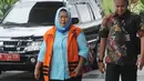 Panitera Pengganti PN Tangerang Tuti Atika berjalan masuk ke gedung KPK, Jakarta, Jumat (6/4). Tuti Atika yang terjaring operasi tangkap tangan diperiksa sebagai saksi untuk tersangka Hakim PN Tangerang Wahyu Widya Nurfitri. (Merdeka.com/Dwi Narwoko)