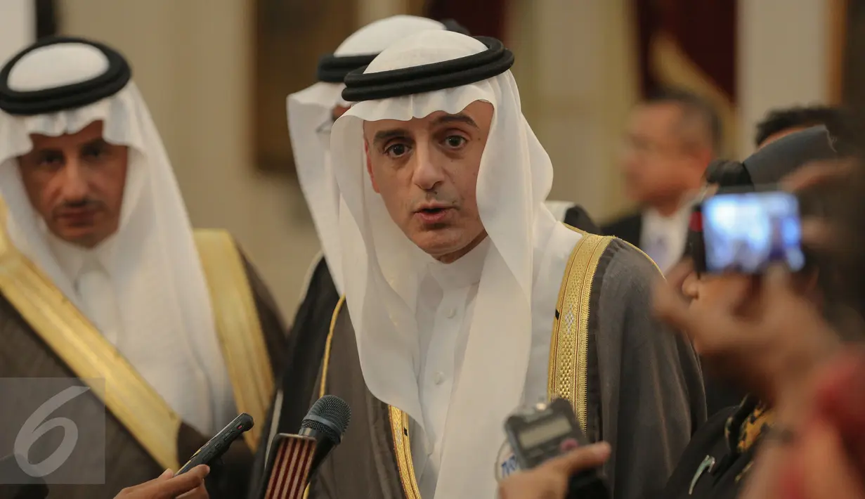 Menlu Kerajaan Arab Saudi Adel bin Ahmed Al Jubeir memberikan keterangan pers usai mengadakan pertemuan dengan Presiden Jokowi di Istana Merdeka, Jakarta, Selasa (20/10/2015). (Liputan6.com/Faizal Fanani)