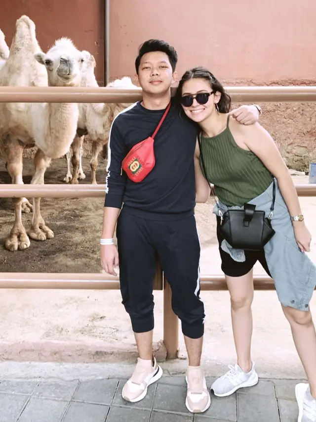6 Potret Kebersamaan Bayu Skak dan Pacarnya Aliyah Faizah yang Bikin Iri
