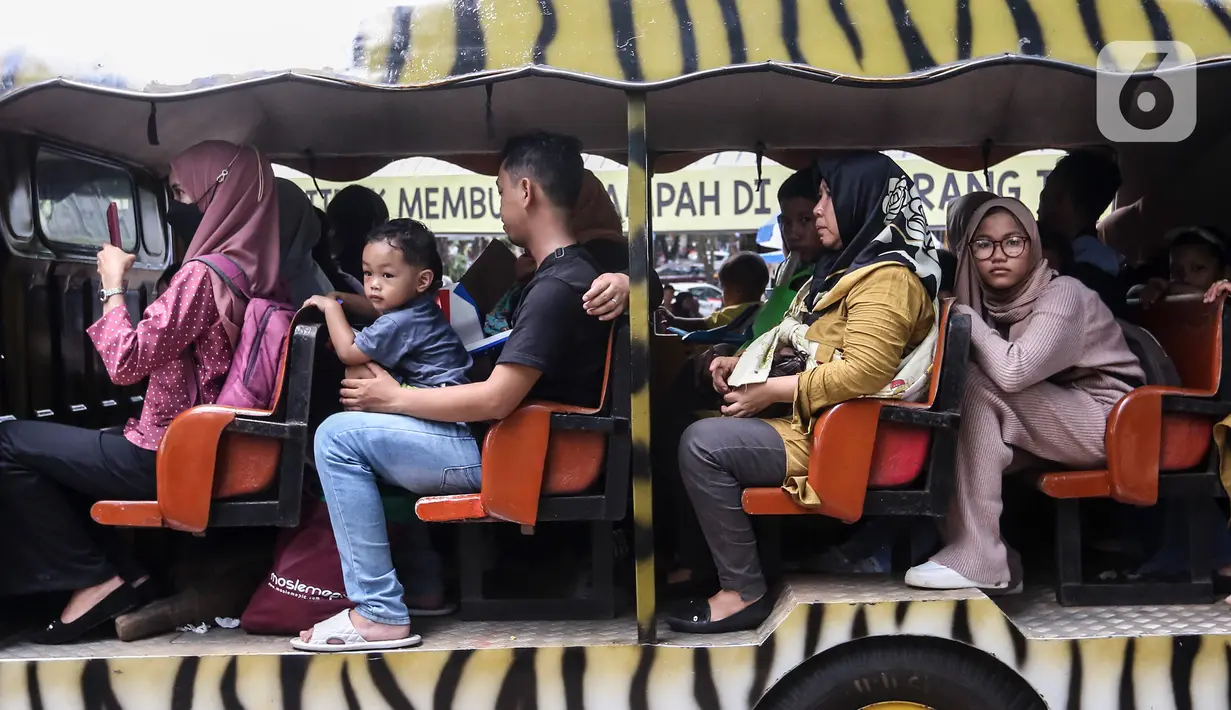 Antusias warga itu membuat antrean panjang pengunjung.  (Liputan6.com/Johan Tallo)