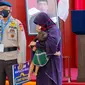 Aiptu Sri Sudana menangis setelah mendapat hadiah rumah dari Kepala Polda Riau menjelang pensiun. (Liputan6.com/Istimewa)