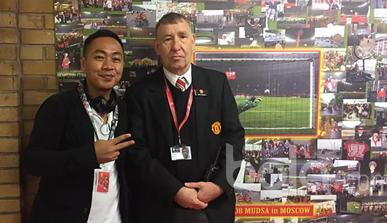 Untuk kenang-kenangan tidak lupa mengajak seorang petugas di Stadion Old Trafford untuk foto bareng. (Bola.com/Joko Setyo Pramuji)