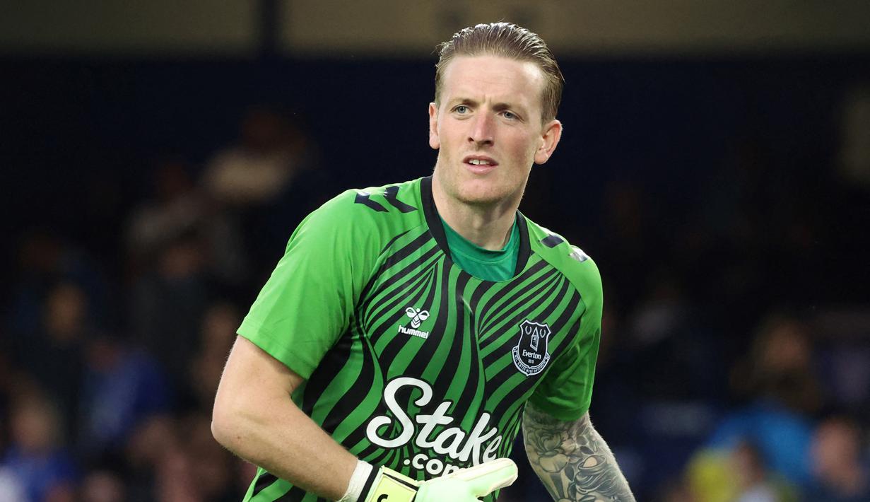 Mancherter United juga mengincar kiper timnas inggris dan everton, Jordan Pickford. Meskipun tak terlalu spesial, tapi Ten Hag menyukai kiper 28 tahun tersebut. Dari 13 laga yang ia mainkan musim ini, Jordan Pickford membuat 2 kali cleansheet dan 14 kali kebobolan. Tapi ia sering kali membuat penyelamatan penting dan itu patut diperhintungkan. (AFP/Nigel Roddis)