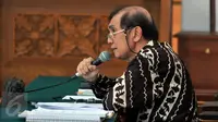 Mantan Dirjen Pajak, Hadi Purnomo bertanya pada saksi saat menjalani sidang di PN Jakarta Selatan, Rabu (4/11/2015). Sidang beragendakan Peninjauan Kembali (PK) oleh KPK terkait kasus dugaan korupsi permohonan keberatan pajak BCA. (Liputan6/Johan Tallo)