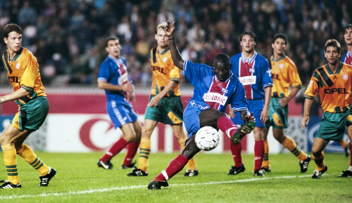 Karier George Weah mulai mendunia saat bermain untuk PSG. Pemain dengan tinggi 185 cm itu berhasil meraih gelar Ballon d'Or 1995 dan menjadi top scorer Liga Champions musim 1994/95. (AFP/Jean-Loup Gautreau)